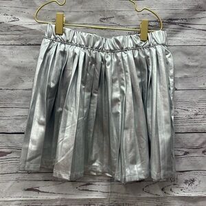 Splendid metallic silver pleated mini skirt. Available in Size 12 & 14